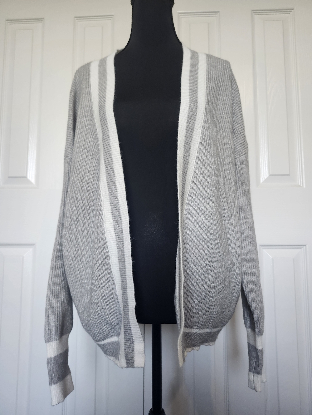 Vigoss Size M Gray/White No button Long Sleeve cardigan